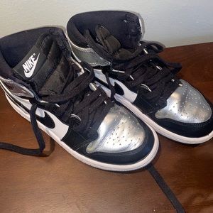 Girls Jordan 1s. Used size 1.5 girls 🪙⚫️